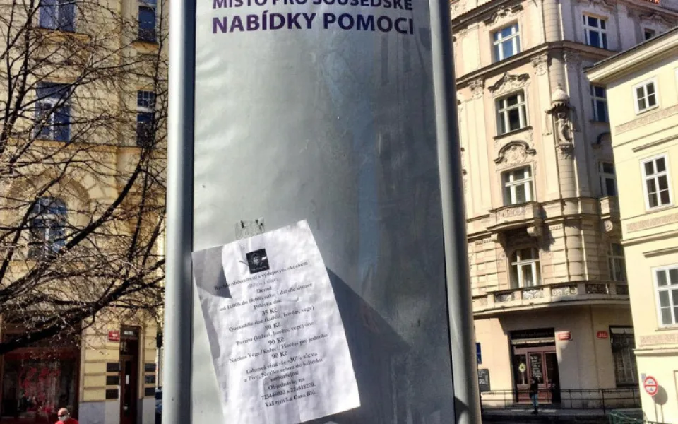 Cedule k ukáznění turistů v Praze 1 mění funkci. Lidé na nich mohou nabízet sousedskou pomoc