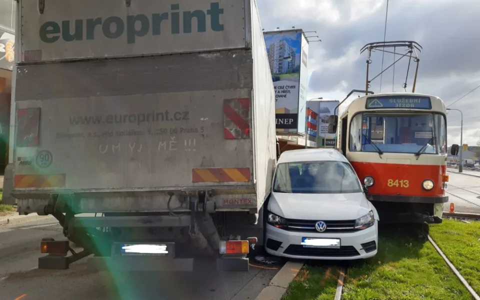 V Poděbradské ulici došlo k hromadné nehodě. Jeden člověk skončil v péči záchranářů