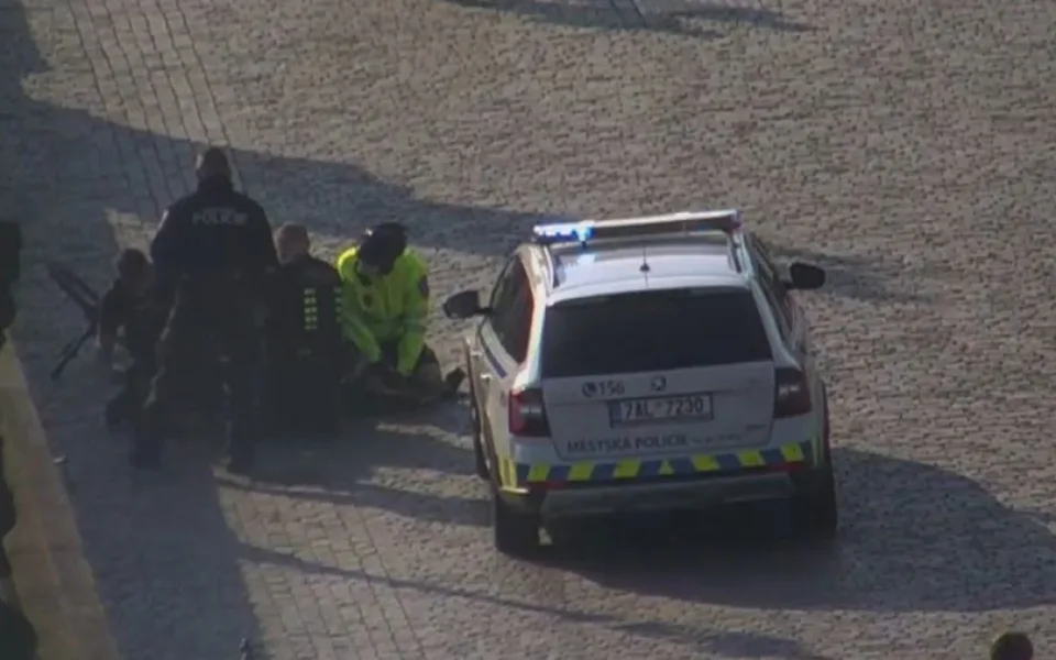 VIDEO: Muž po partnerské hádce napadl tři osoby. Pak se chtěl zabít skokem z Karlova mostu