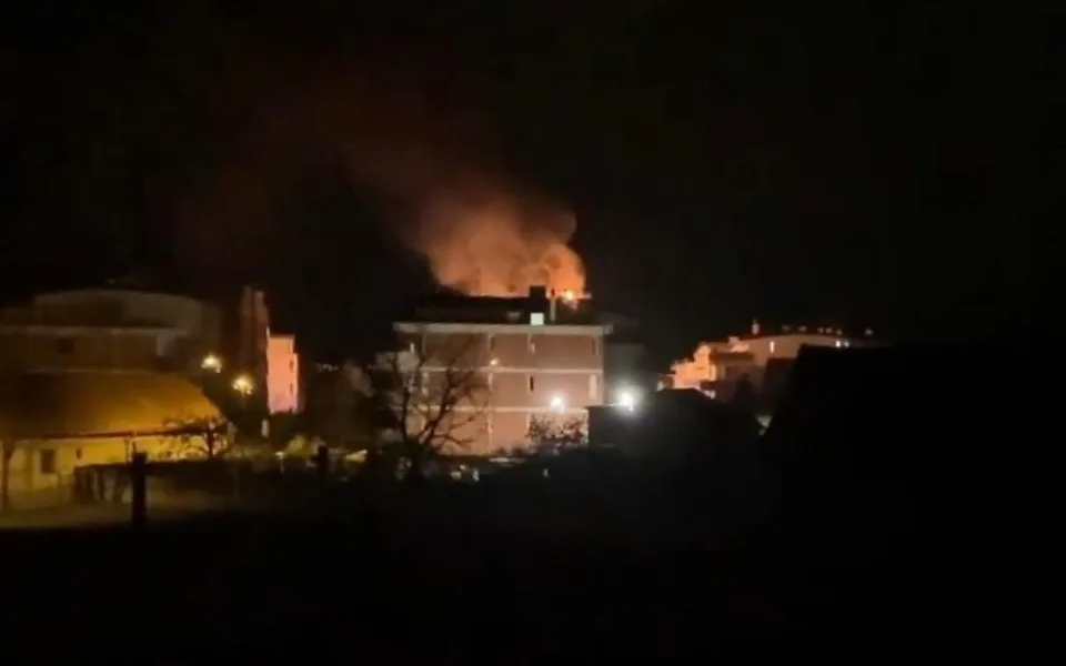 VIDEO: U požáru střechy zasahovaly tři jednotky hasičů. Vznikla škoda za tři sta tisíc korun