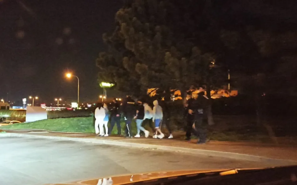 Šestičlenná skupinka dětí popíjela alkohol na Černém Mostě. Skončili v rukou policie