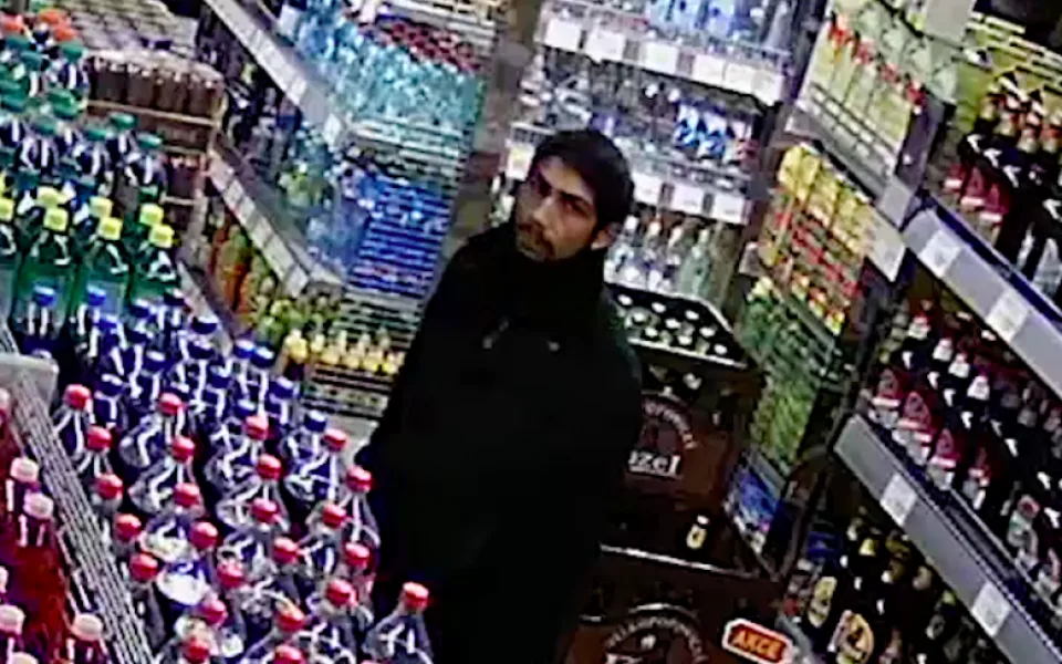 Policie hledá muže, který oloupil seniorku o celoživotní úspory.