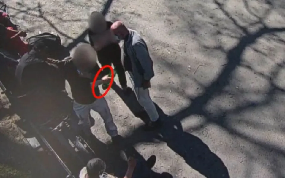 VIDEO: Opilá žena si v Sherwoodu sundávala roušku a urážela strážníky. Skončila v poutech