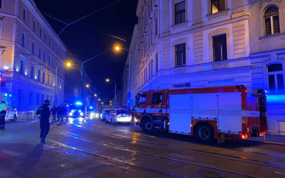 V Praze v noci hořel bytový dům, pět lidí skončilo v nemocnici.