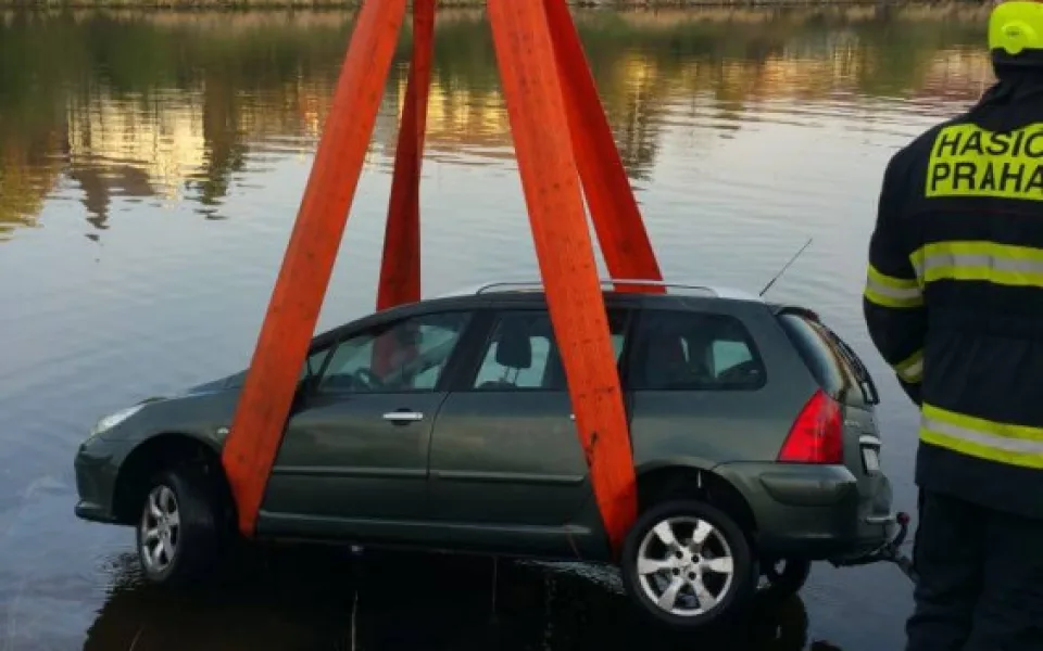 Hasiči lovili utopené auto z Vltavy. Na břeh ho dostal až jeřáb.