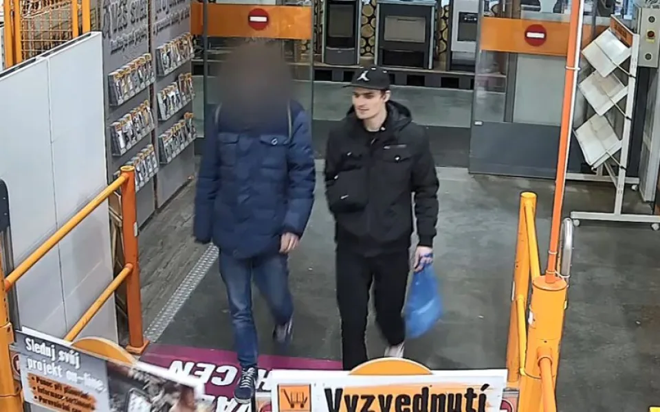 VIDEO: Muži kradli v OBI dva dny po sobě. Pátrá po nich policie