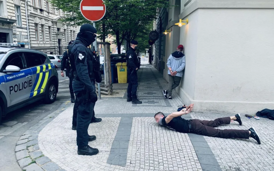 FOTO, VIDEO: Cizinci přepadli kolemjdoucího na Vinohradské. Policisté je chytili hned po činu