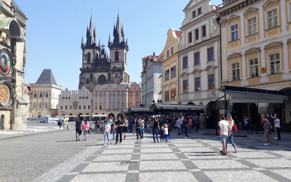 POLITICKÁ KORIDA: Zastupitelé odpovídají na otázku, zda by Praha měla bojovat o české turisty