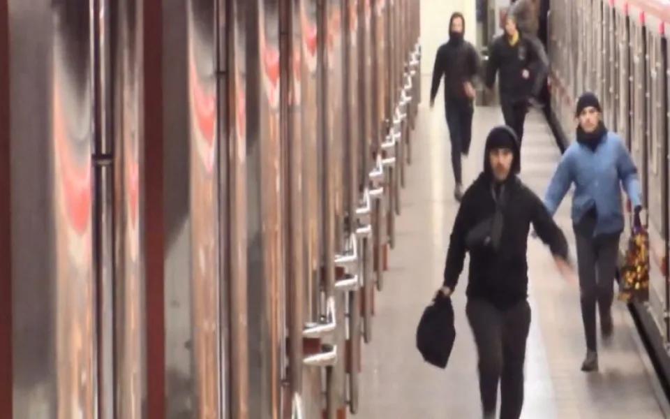 VIDEO: Mladíci posprejovali metro ve stanici Hůrka. Pátrá po nich policie