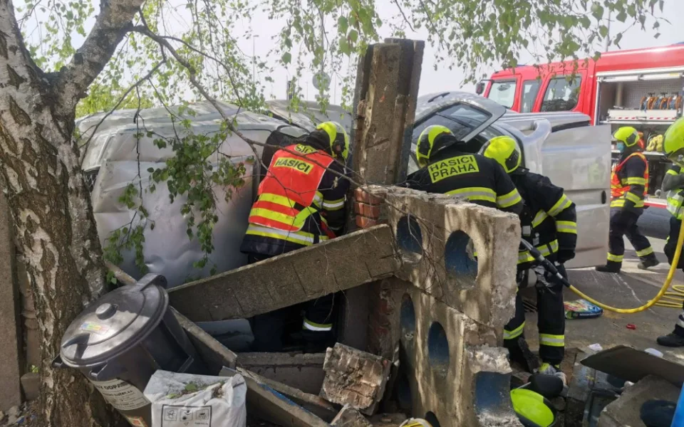 AKTUÁLNĚ: Zaklíněného pasažéra museli z auta dostat hasiči. Do nemocnice letěl vrtulníkem