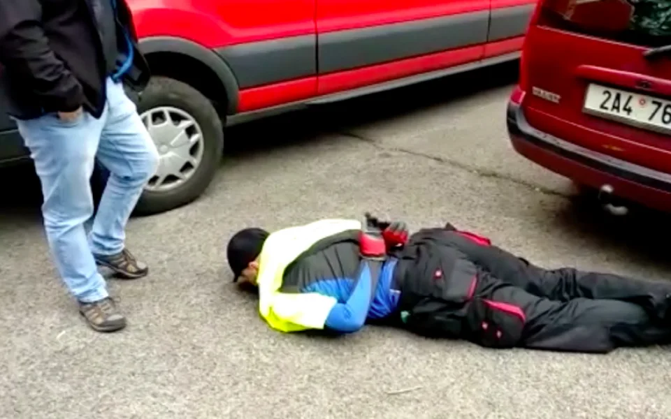 Dvojice recidivistů ukradla sdílené auto. Kriminalisté je dopadli za necelý týden.