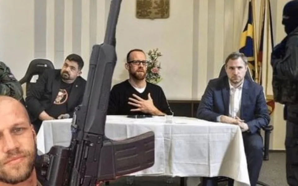 Policie řeší fotomontáž, na níž předseda hnutí Slušní vyhrožuje třem pražským politikům.