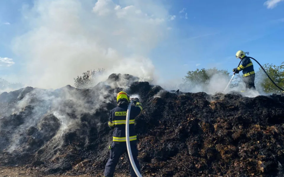 FOTO, VIDEO: Pražští hasiči zasahovali u požáru skládky