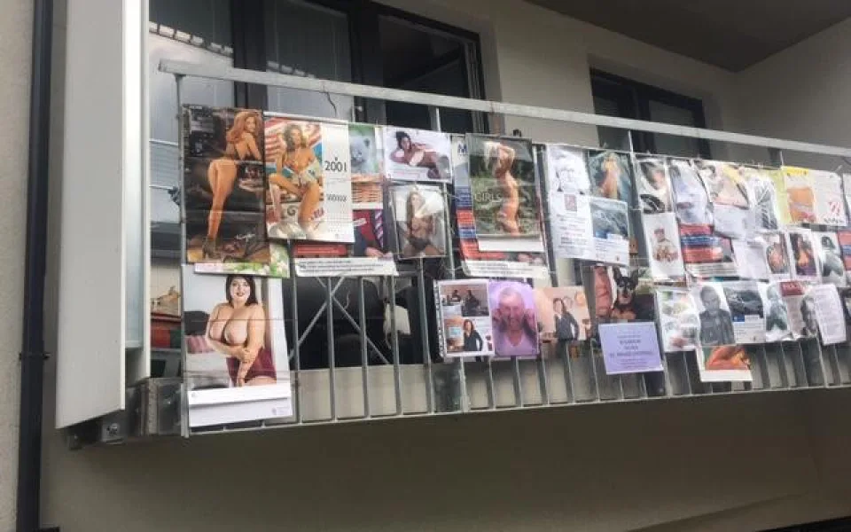 Balkon ve Stodůlkách poutá pozornost okolí. Senior si zábradlí vyzdobil plakáty nahotinek.