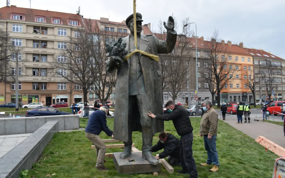 Odstranění sochy maršála Koněva.