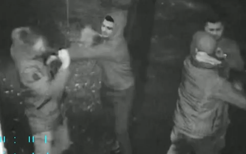 VIDEO: Útočníci zlomili muži horní čelist a poranili ho na hlavě. Pátrá po nich policie