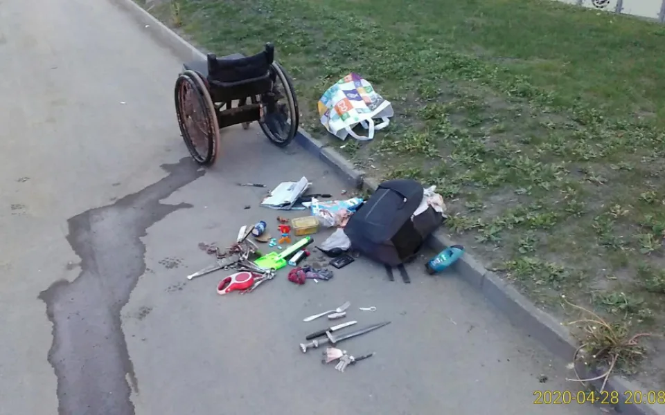 Vozíčkář vybavený noži chtěl napadnou kolemjdoucího i strážníky. Sám se zranil