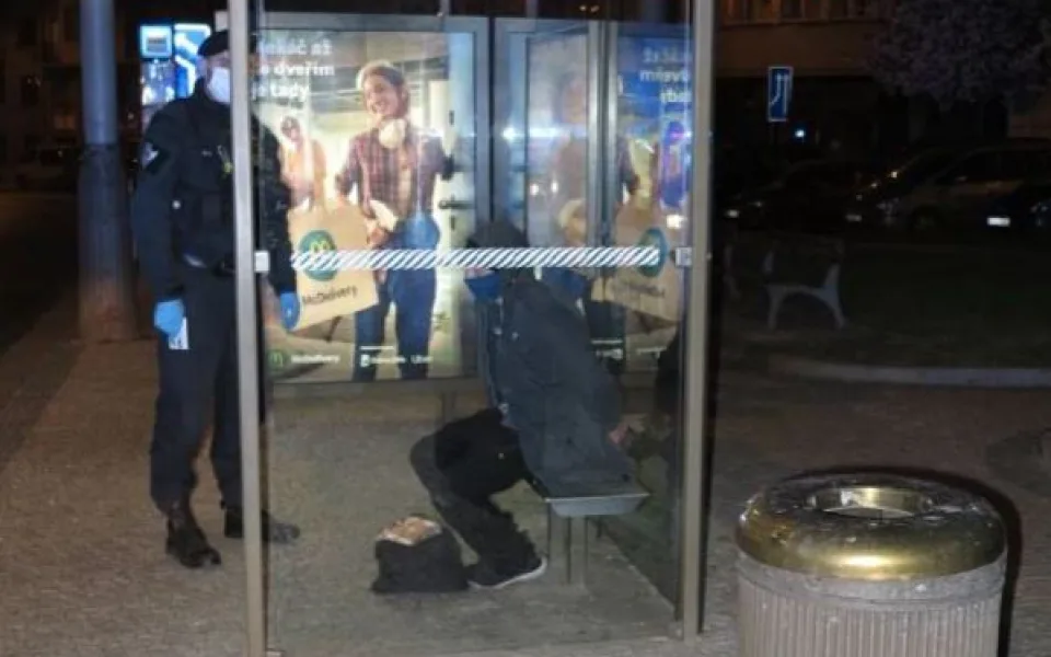 Loupežné přepadení v Dejvicích. Pachatel skončil v poutech dříve než se stihl rozkoukat.