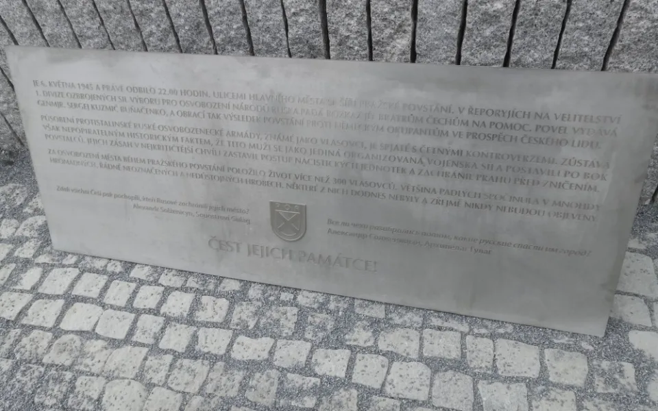 Pavel Novotný nechal v Řeporyjích instalovat pamětní desku připomínající vlasovce.