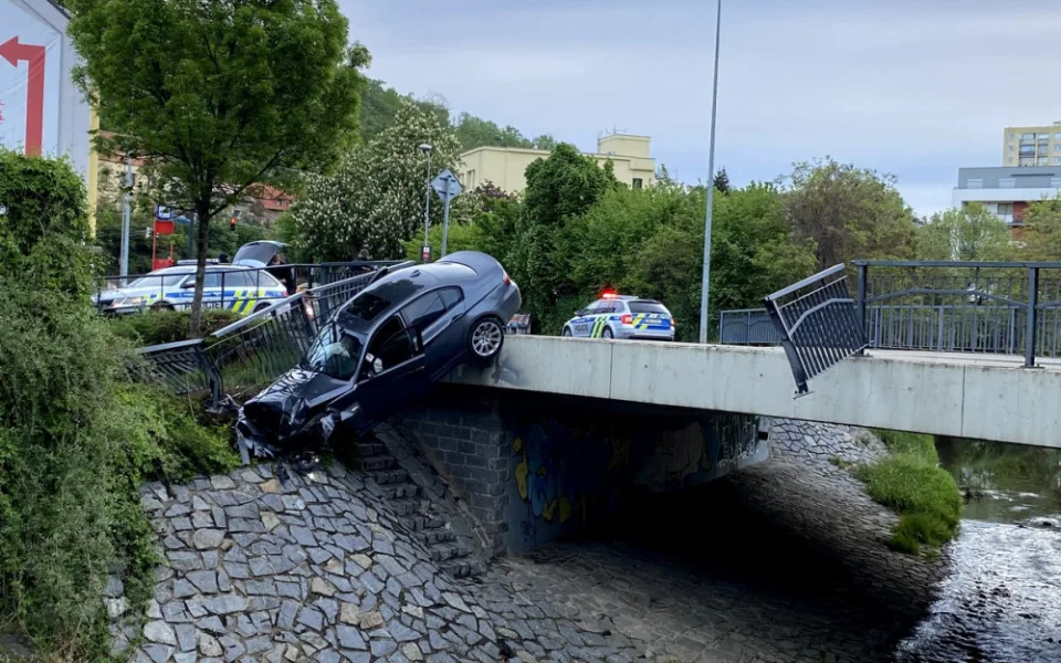 VIDEO: Auto dnes v Michli prorazilo zábradlí a skončilo mimo silnici. Posádka se zranila