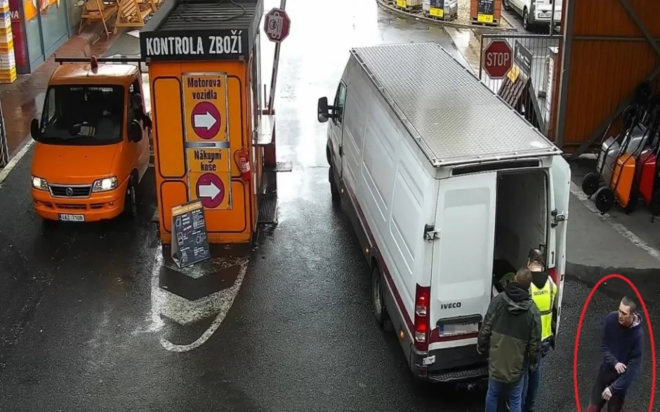 Policie hledá zloděje z videozáznamu.