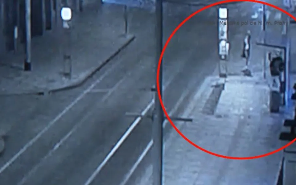 VIDEO: Mladík se chtěl předvést před dívkami. Rozbil tramvajovou zastávku v Lazarské ulici
