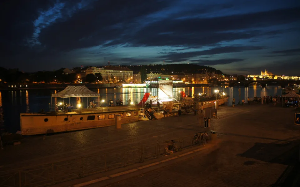 Loď (A)void Floating Gallery u Železničního mostu dostala výpověď. Okolí vadil hluk.