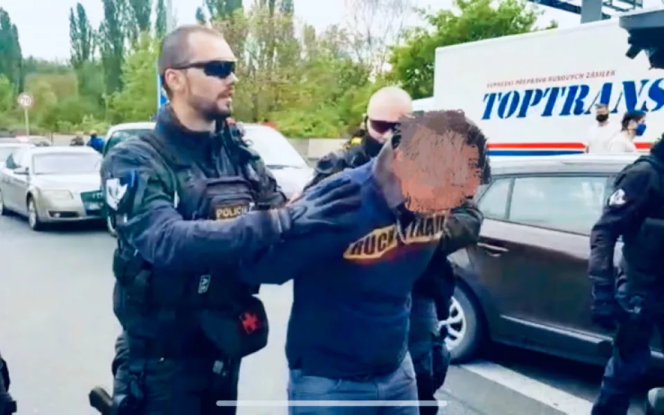 FOTO, VIDEO: Ulicemi Prahy policii ujížděl zfetovaný muž se třemi zákazy řízení