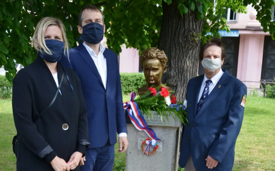 FOTO: V Holešovicích byla odhalena busta kluka z barikády. Byl zabit při povstání