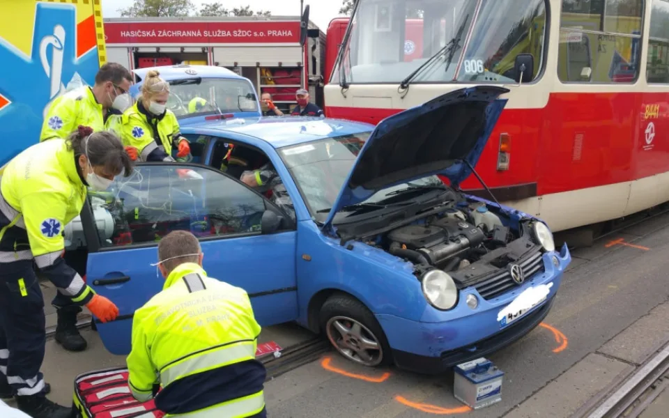 AKTUÁLNĚ: V Michli se srazilo auto s tramvají. Hasiči museli vyprostit zraněnou osobu