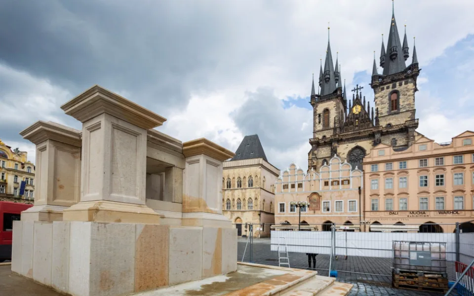 Mariánský sloup na Staromáku bude hotový o měsíc dřív. Měl by stát už v půlce srpna