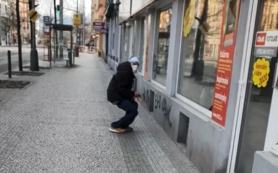 VIDEO: Mladík sprejoval na fasádu domu v Holešovicích za bílého dne. Natočila ho při tom kolemjdoucí