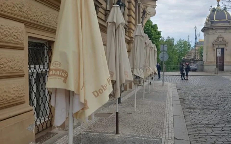 Provozovatel restaurace v centru Prahy navrtal do historické dlažby slunečníky. Půjde ke správnímu řízení