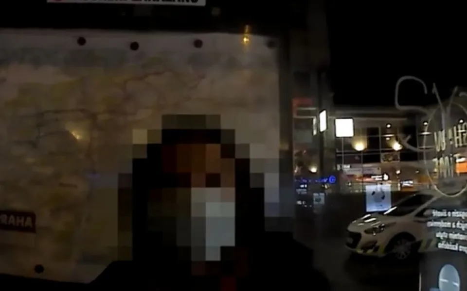 VIDEO: Žena pomočila zastávku na Andělu, pak nadávala strážníkům a pokusila se utéct