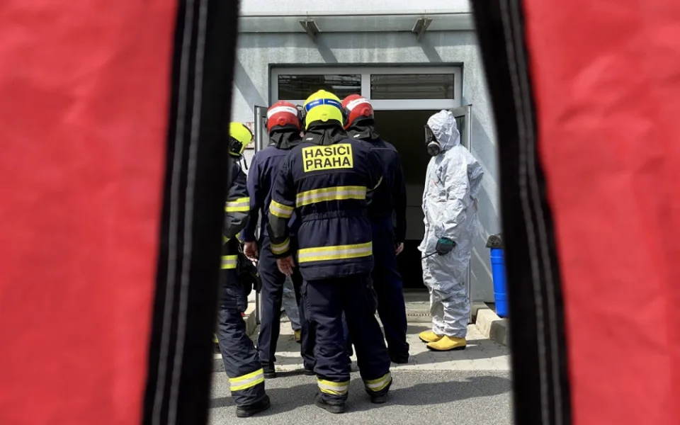 FOTO, VIDEO: V průmyslovém objektu v Praze uniklo ředidlo. Z areálu bylo evakuováno téměř třicet osob