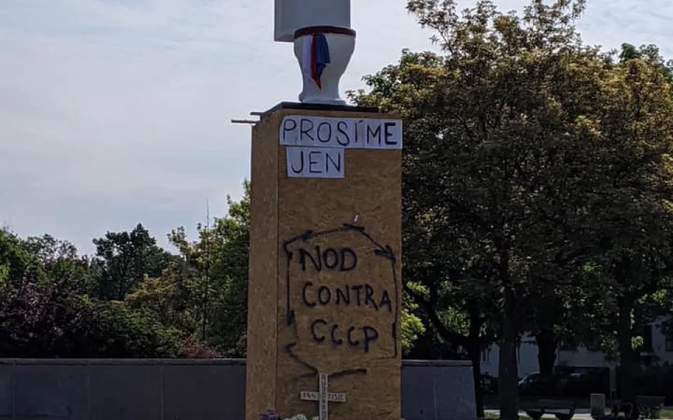 Sochu maršála Koněva nahradil klozet. Vandalský čin městská část odsoudila.