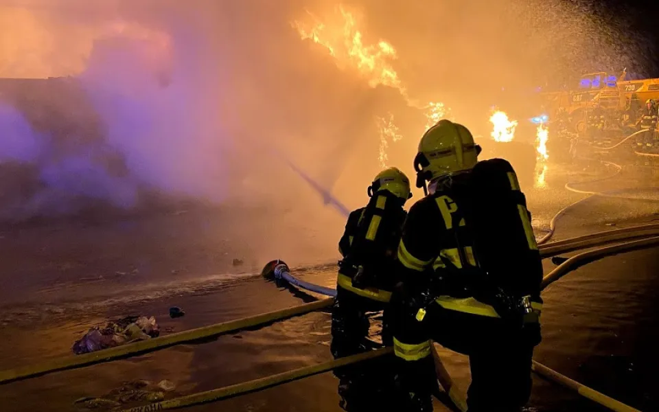 Rozsáhlý požár kovošrotu na Praze 15 zaměstnal dvě desítky jednotek hasičů.
