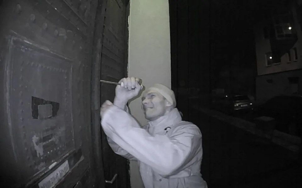 Muž ukradl kočárek, stolní pilu a obrazy. Pomozte policii v pátrání