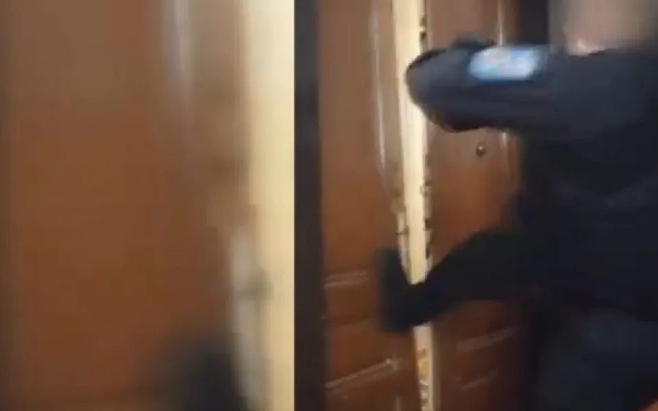 VIDEO: Seniorku uvěznil ocelový regál, který na ni spadl. Pomoci jí museli strážníci