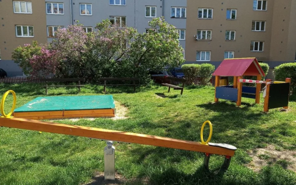 FOTO: Praha 10 revitalizuje dětská hřiště, do rekonstrukcí investovala už 700 tisíc