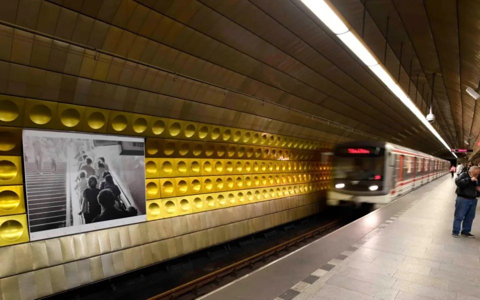 Umění za čarou. Ve čtyřech stanicích metra budou až do konce roku vystaveny obrazy