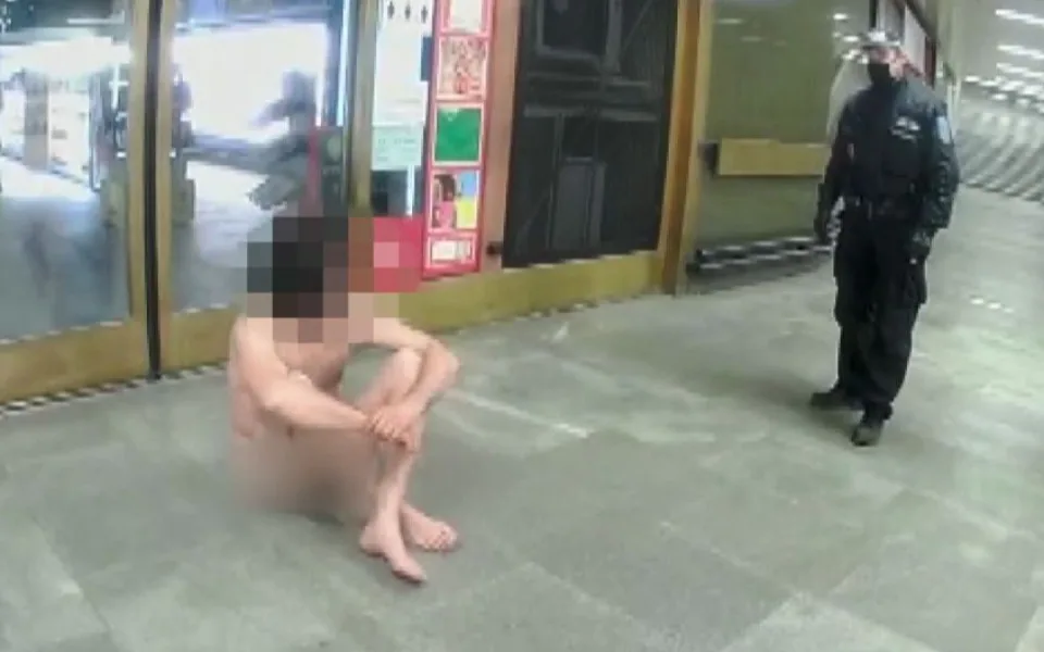 VIDEO: Přiletěl jsem z kosmu, tvrdil strážníkům nahý muž v metru. Pak na ně útočil pomyslnou sekerou