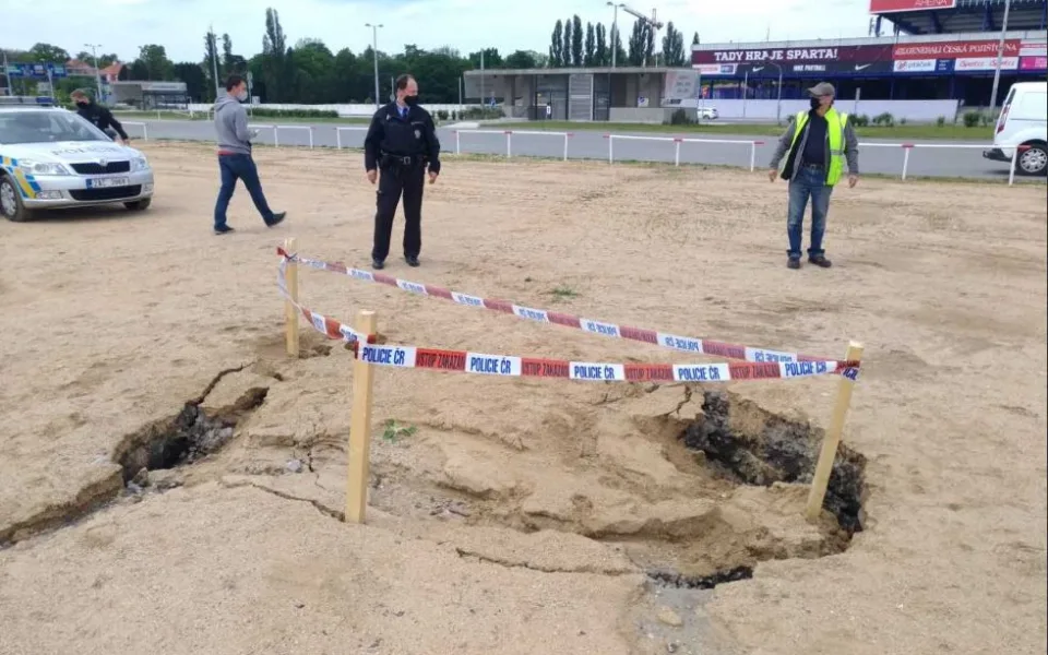 Na Letenské pláni se propadla půda. Příčinou jsou zřejmě deště z uplynulých dnů