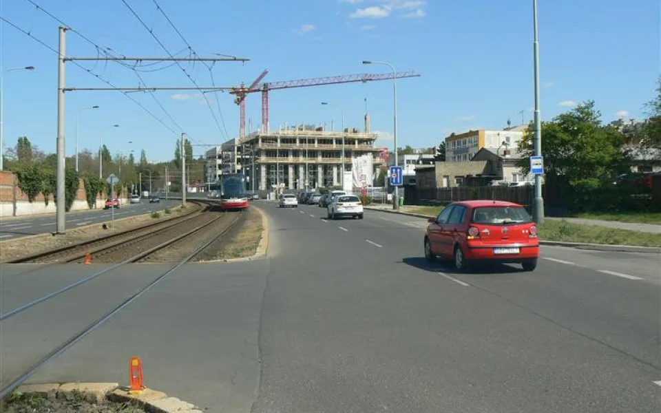 Na Praze 12 staví novou radnici. Hrubá stavba je už dokončena.
