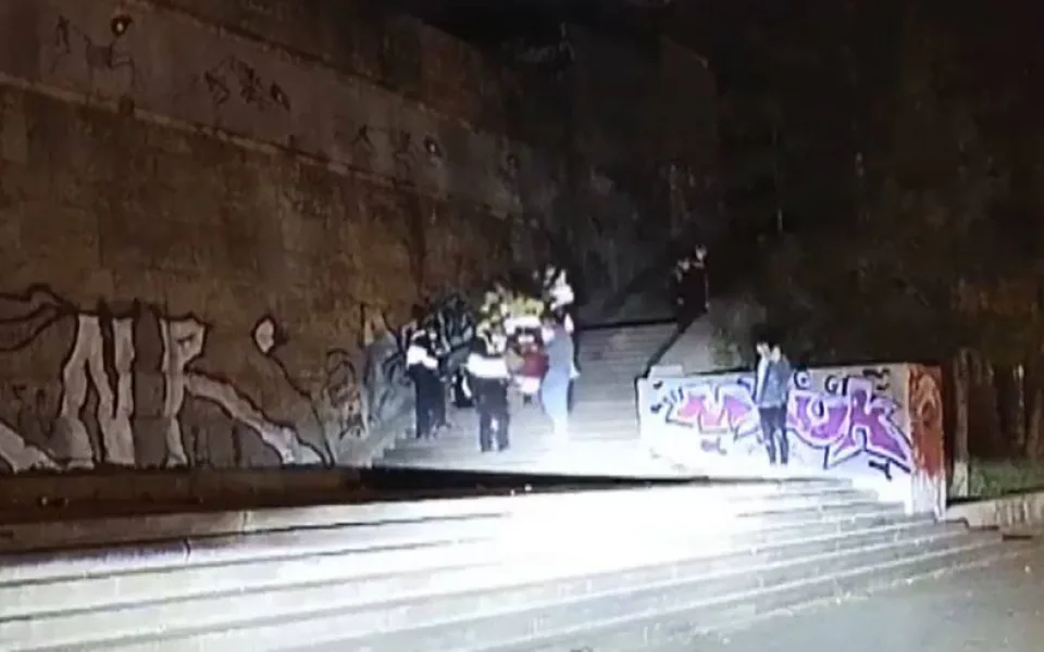 VIDEO: Mladík popíjel s přáteli u kyvadla na Letné. Spadl z pěti metrů a skončil v péči záchranářů
