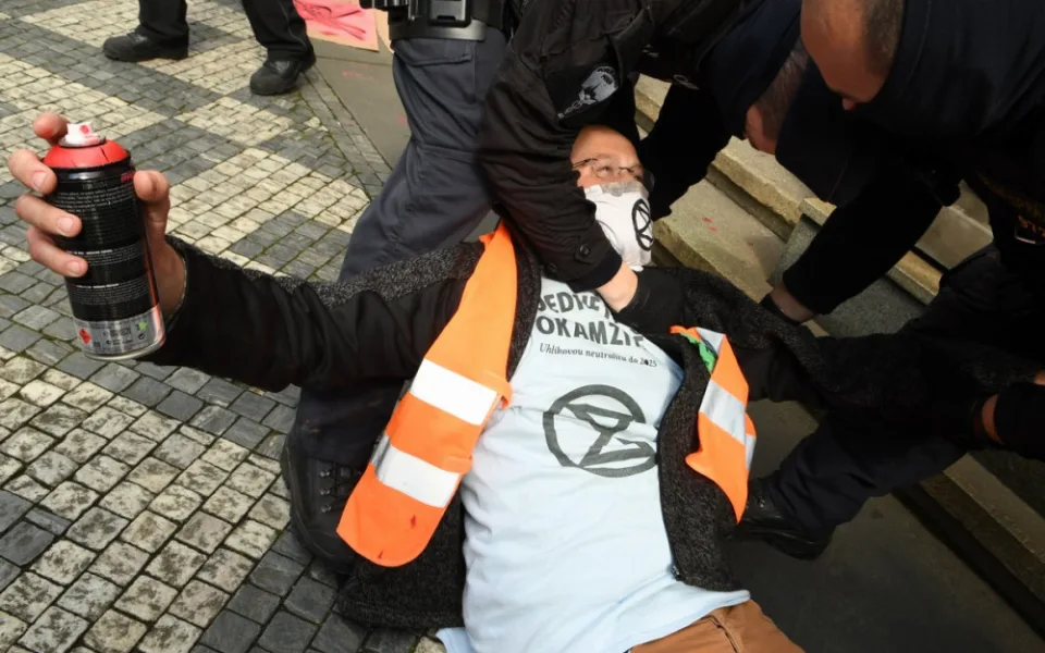 FOTOGALERIE: Aktivisté protestovali proti rozšiřování letiště. Posprejovali ministerstvo