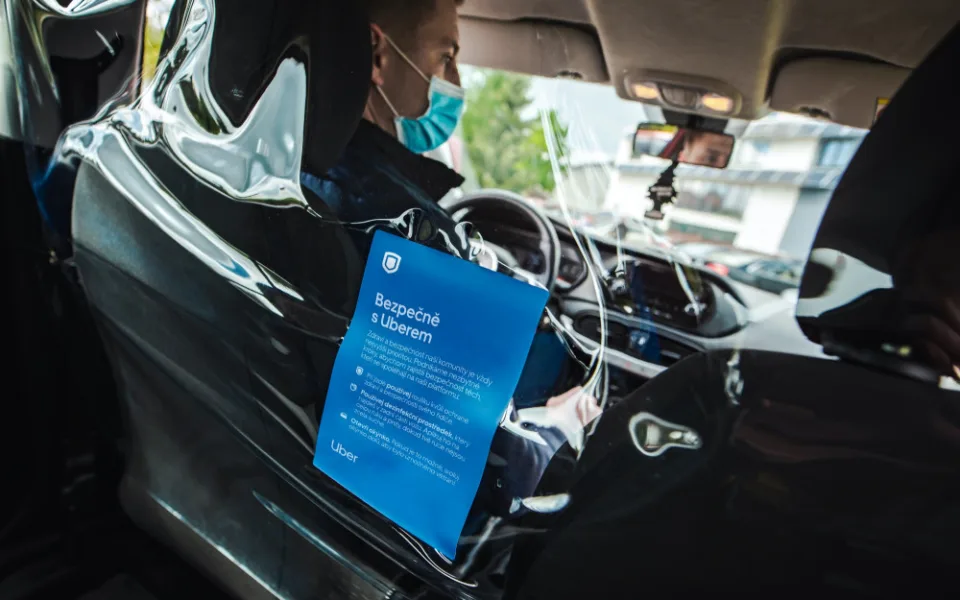 Pražské taxislužby do aut instalují zástěny. Auta by s nimi nemusela projít technickou