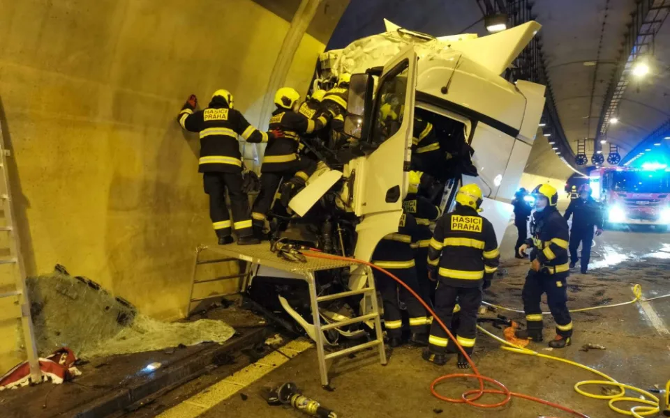 FOTO, VIDEO: Při tragické nehodě kamionu na Pražském okruhu zemřel člověk. Provoz je zastaven