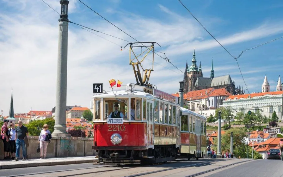 Do provozu dnes vyrazila historická linka 41. Na trase jezdí vlečný vůz z roku 1930