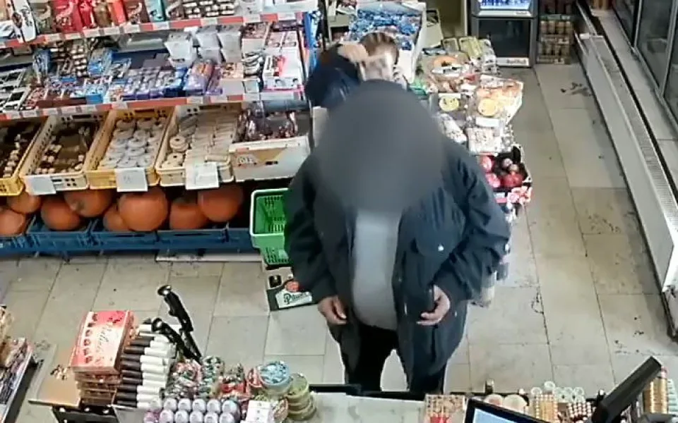 FOTO, VIDEO: Podívejte se, jak žena okrádá seniory v Praze. Pátrá po ní policie
